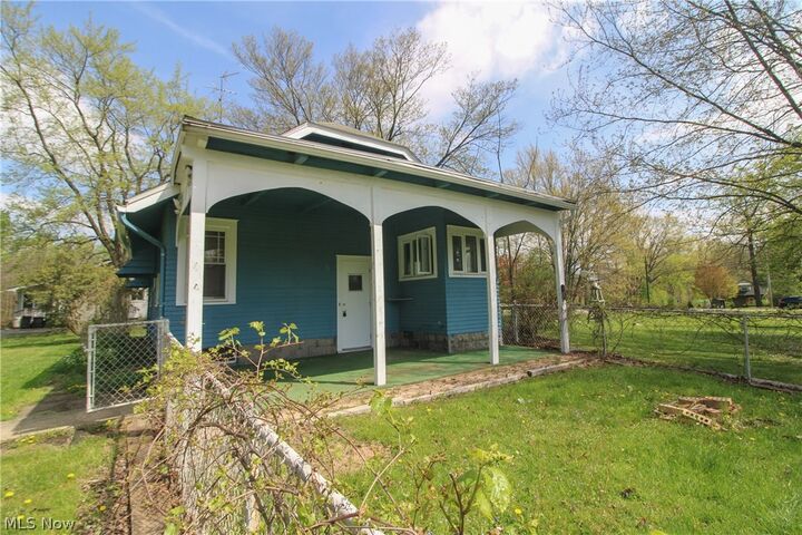 Property Photo:  628 North Road SE  OH 44484 