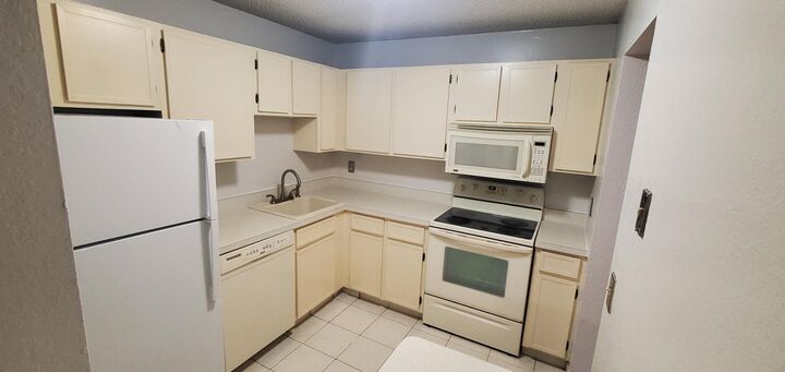 Property Photo:  1700 Four Oaks Road 321  MN 55121 