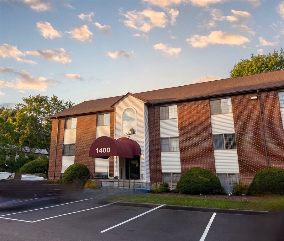 Property Photo:  1400 Skyline Dr 3  MA 01854 