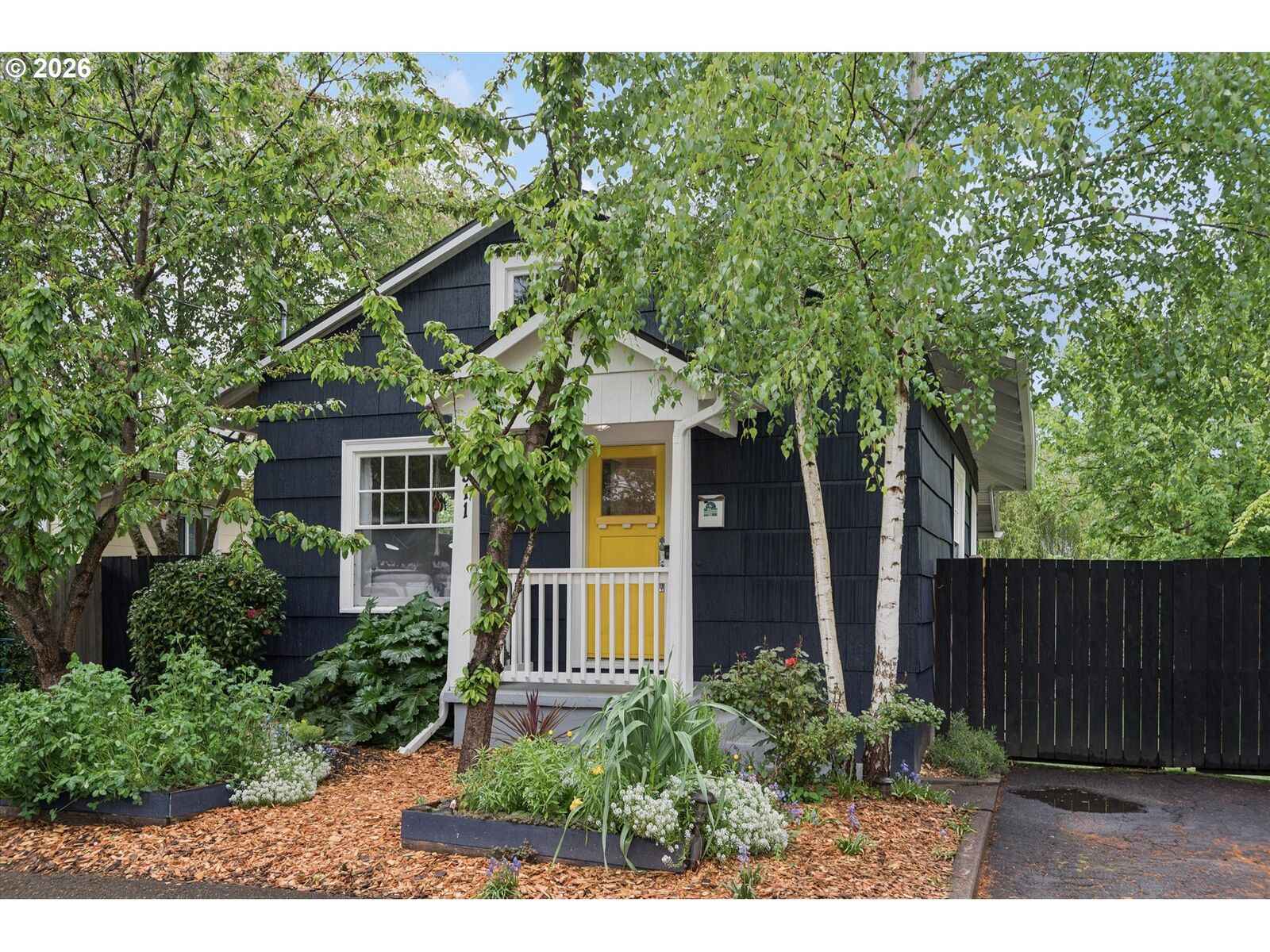 Property Photo:  3911 SE Lexington St  OR 97202 