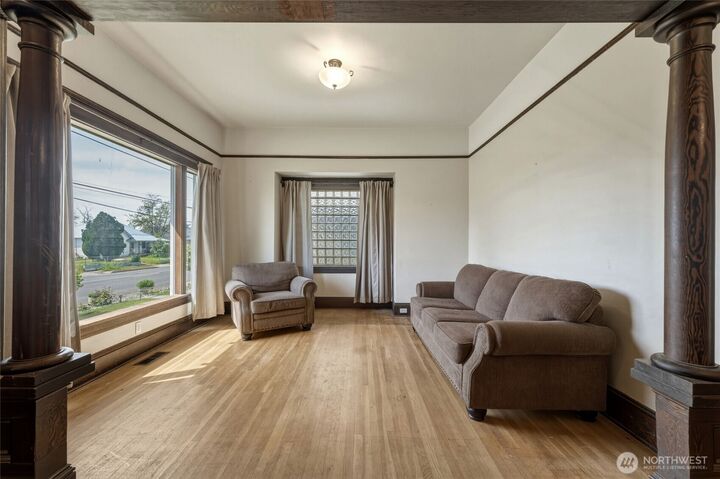 Property Photo:  1132 W Pine Street  WA 99362 