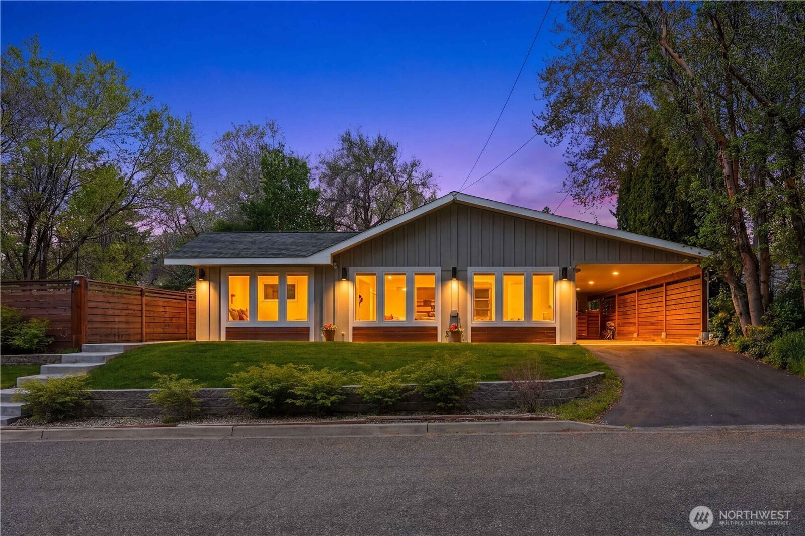 Property Photo:  501 N Willow Street  WA 98926 