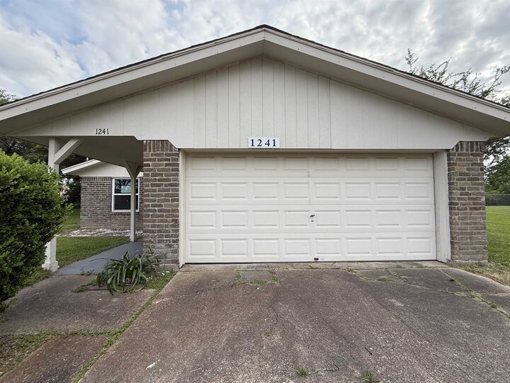 Property Photo:  1241 Grannis  TX 77640 