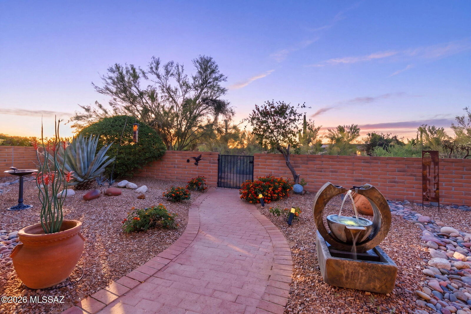 Property Photo: 1915 W Hickory Hollow Lane AZ 85704