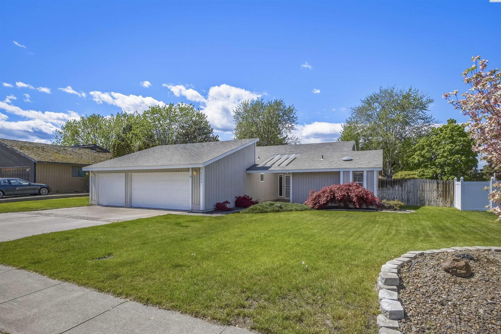 Property Photo:  2335 Snohomish Ave  WA 99354 