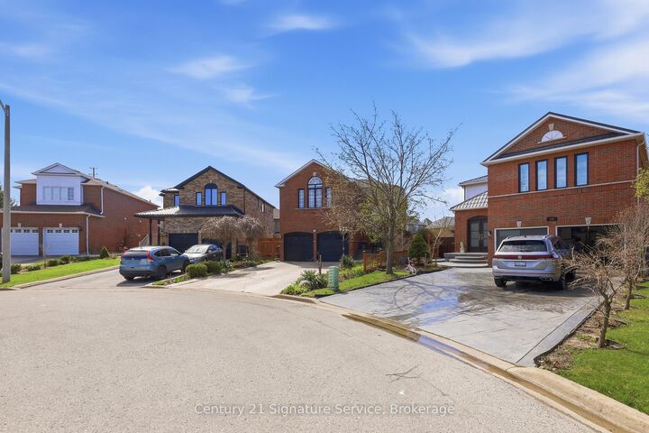 Property Photo:  784 Avonshire Court  ON L5V 2P2 