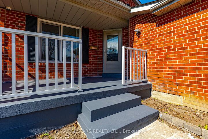 Property Photo: 3945 Renfrew Crescent ON L5L 4J6
