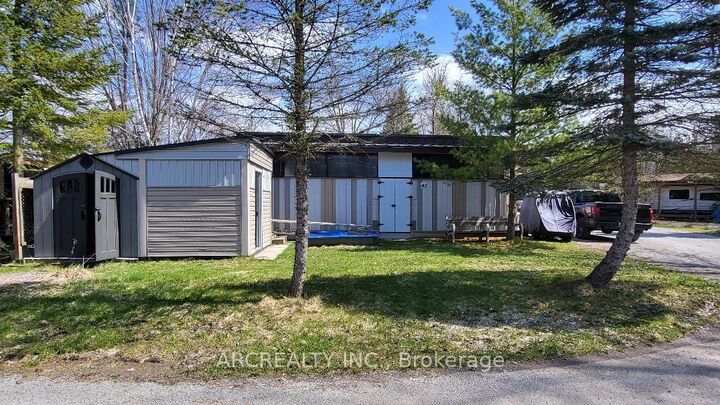 Property Photo: 42 Horseshoe Circle ON L0E 1N0