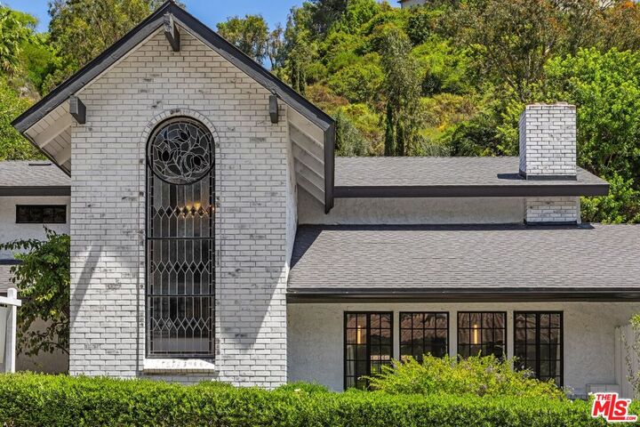 Property Photo:  1060 Chantilly Rd  CA 90077 