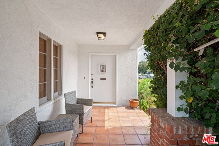 Property Photo:  6171 Barrows Dr  CA 90048 