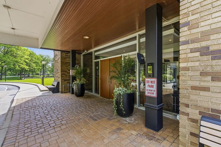 Property Photo:  1000 Urlin Avenue  OH 43212 