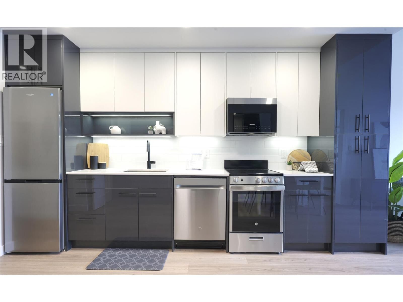 Property Photo: 1380 Pridham Avenue 214 BC V1Y 6B5