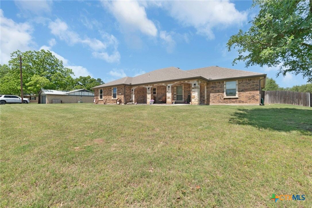 Property Photo: 7 Deb Lynn Avenue TX 76550