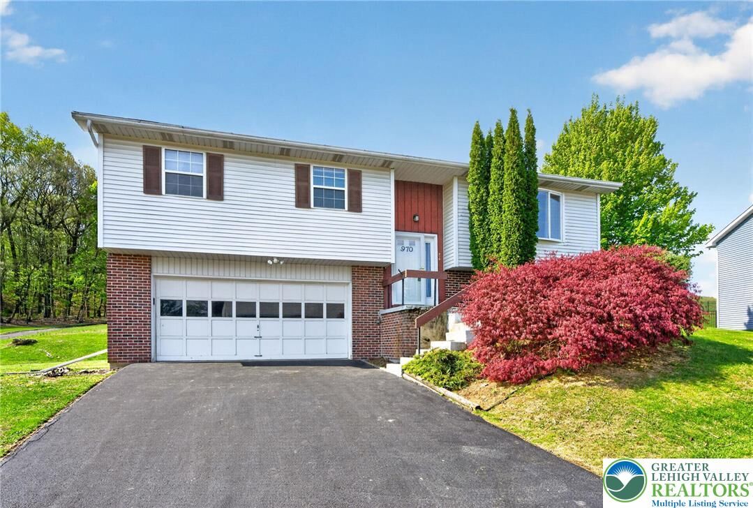 Property Photo:  970 Hillcrest S Drive  PA 18062 