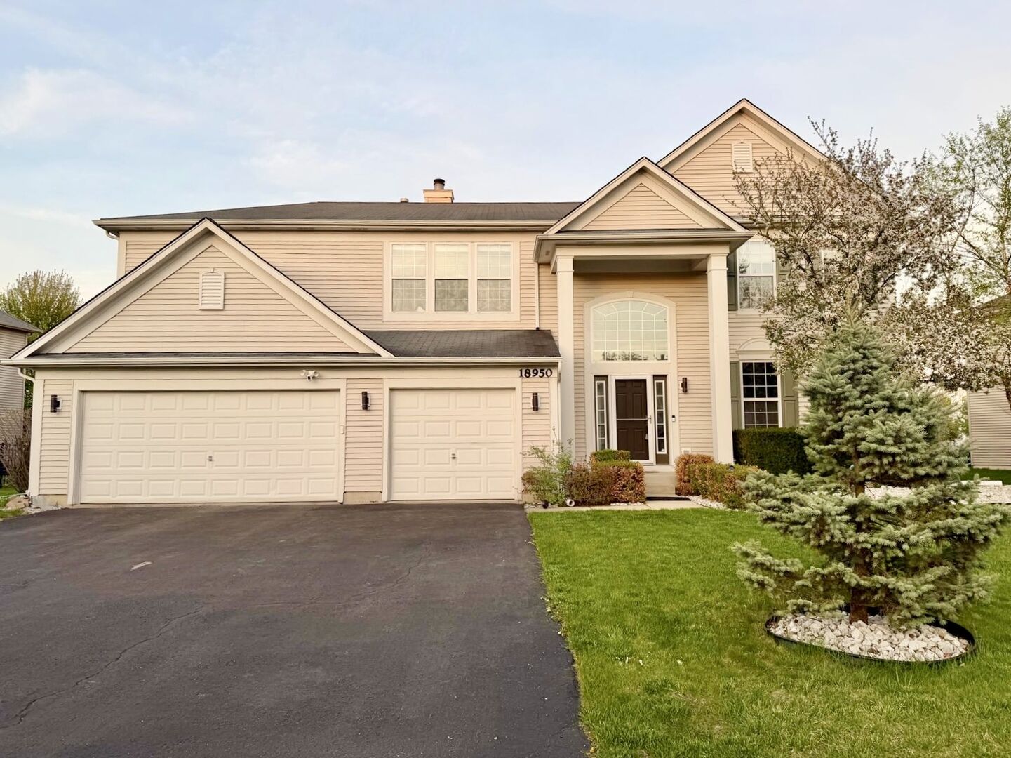 Property Photo:  18950 W Glenhurst Drive  IL 60046 