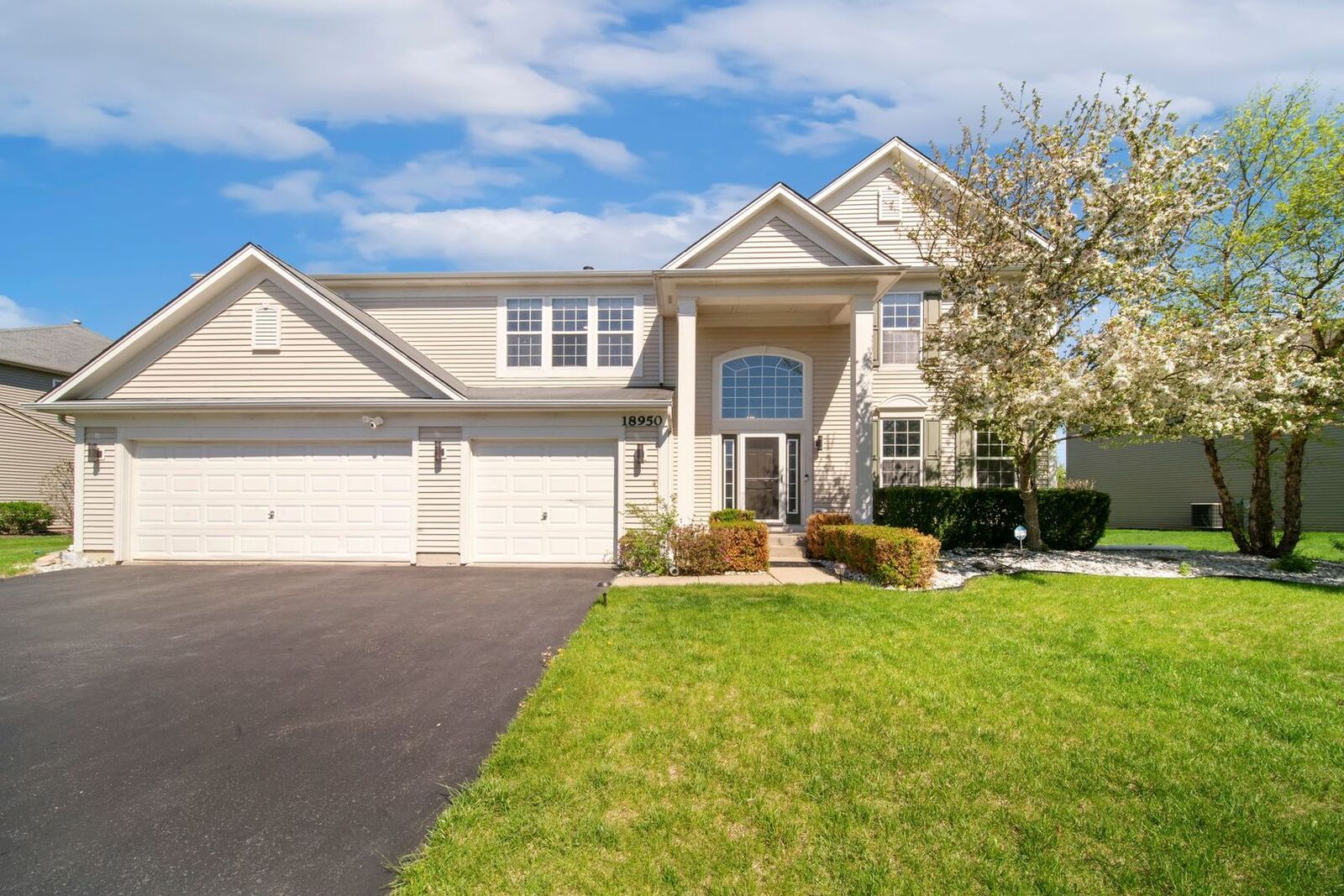 Property Photo:  18950 W Glenhurst Drive  IL 60046 