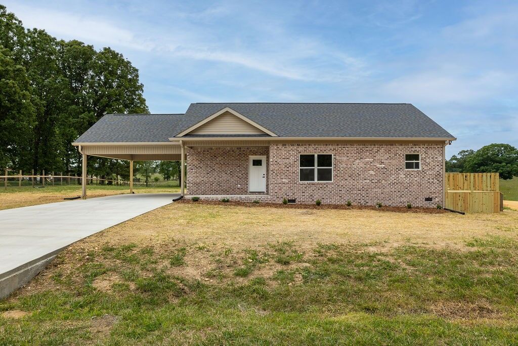Property Photo:  1116 Baker Ln  TN 38464 