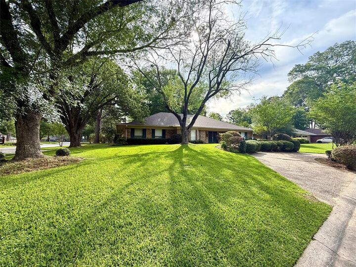 Property Photo:  10001 Willowwick Court  LA 71118 