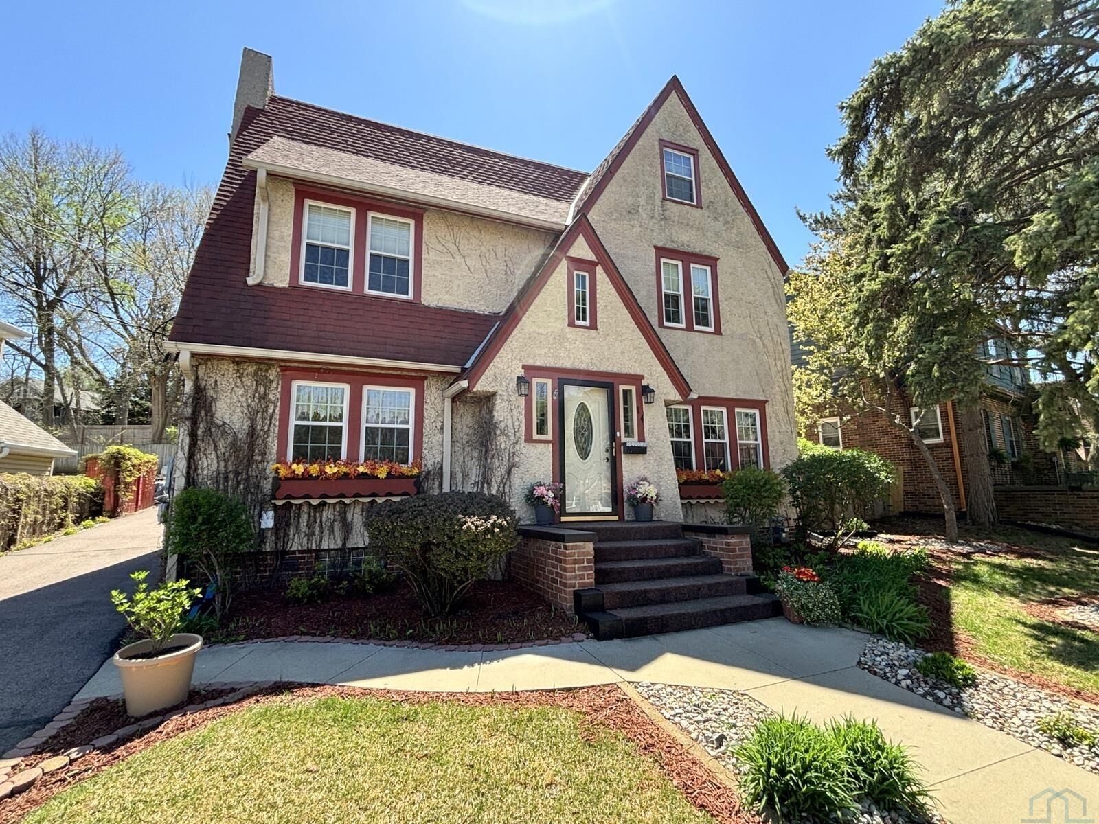 Property Photo: 14 Blackstone Ave IA 51104
