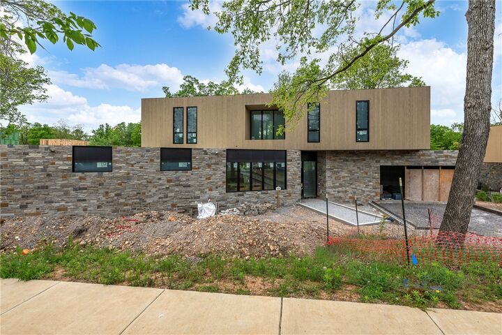 Property Photo:  929 NW C Street  AR 72712 