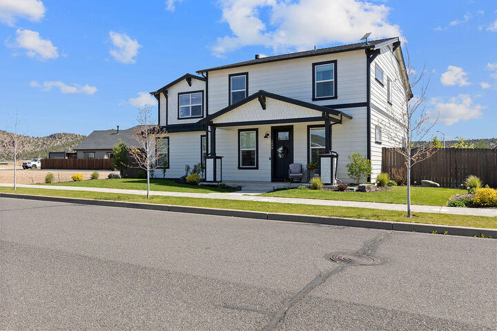 Property Photo:  1008 NE Whistle Way  OR 97754 