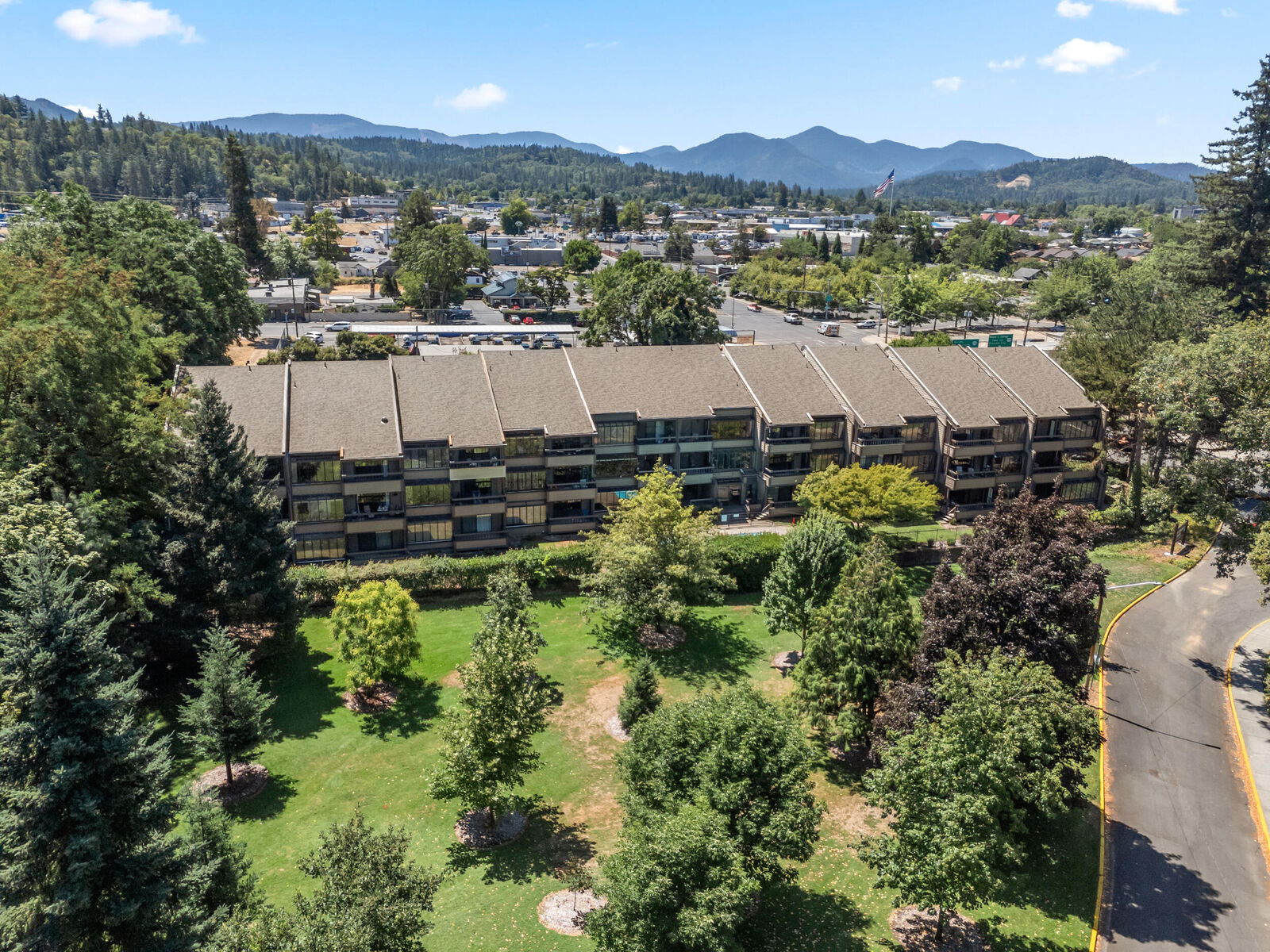 Property Photo:  115 Rogue River Highway Apt 307  OR 97527 