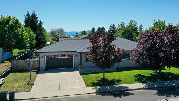 Property Photo:  2702 Eagle Creek Drive  OR 97503 