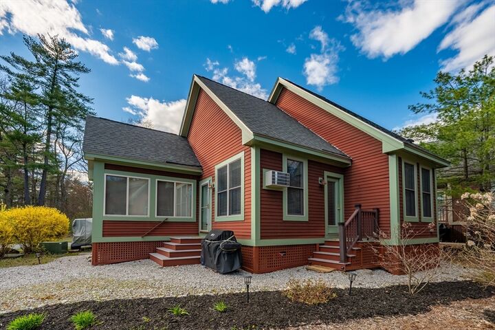 Property Photo:  2 Courtview Ln 2  MA 01886 