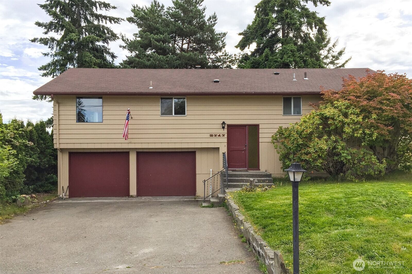 Property Photo:  2717 S Laurel Street  WA 98362 