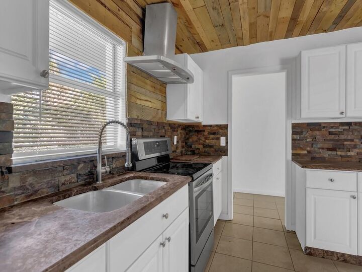 Property Photo:  703 5th Place SW  FL 32962 