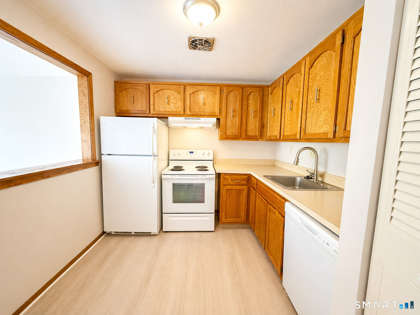 Property Photo:  200 Laura Lane B9  CT 06067 