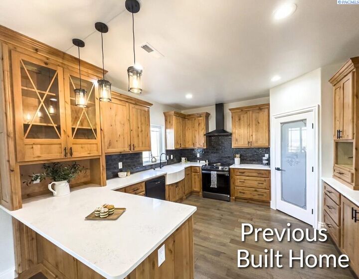 Property Photo:  820 Lander Ct  WA 98944 