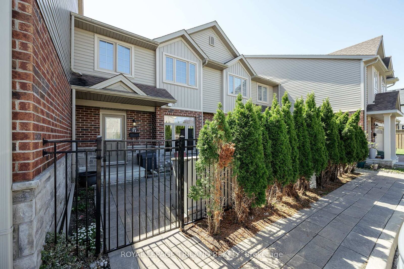 Property Photo: 1061 Eagletrace Drive 71 ON N6G 0T3