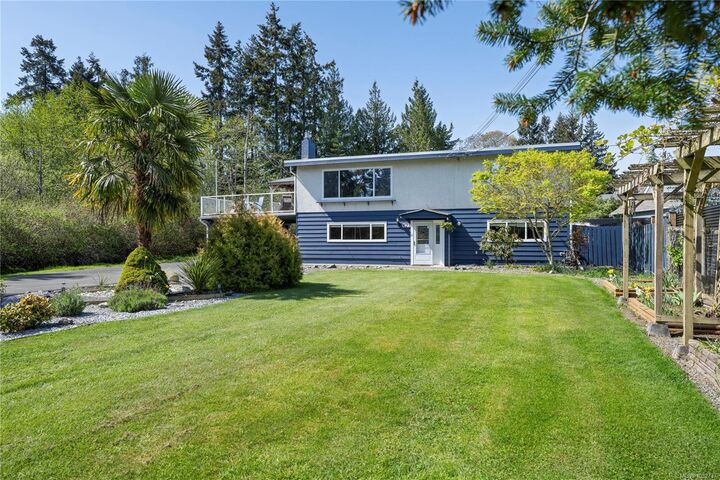 Property Photo: 1677 Acacia Rd BC V9P 9C6
