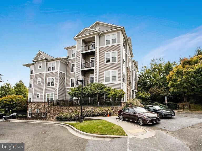 Property Photo:  1301 Karen Boulevard 401  MD 20743 