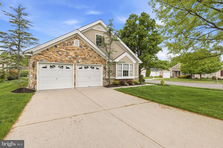 Property Photo:  29 Autumn Lane  NJ 08080 