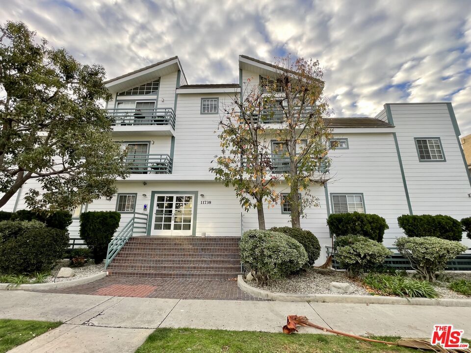 Property Photo:  11738 Mayfield  CA 90049 