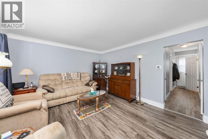 Property Photo: 812 Wellington Street 14 ON N7T 1J5