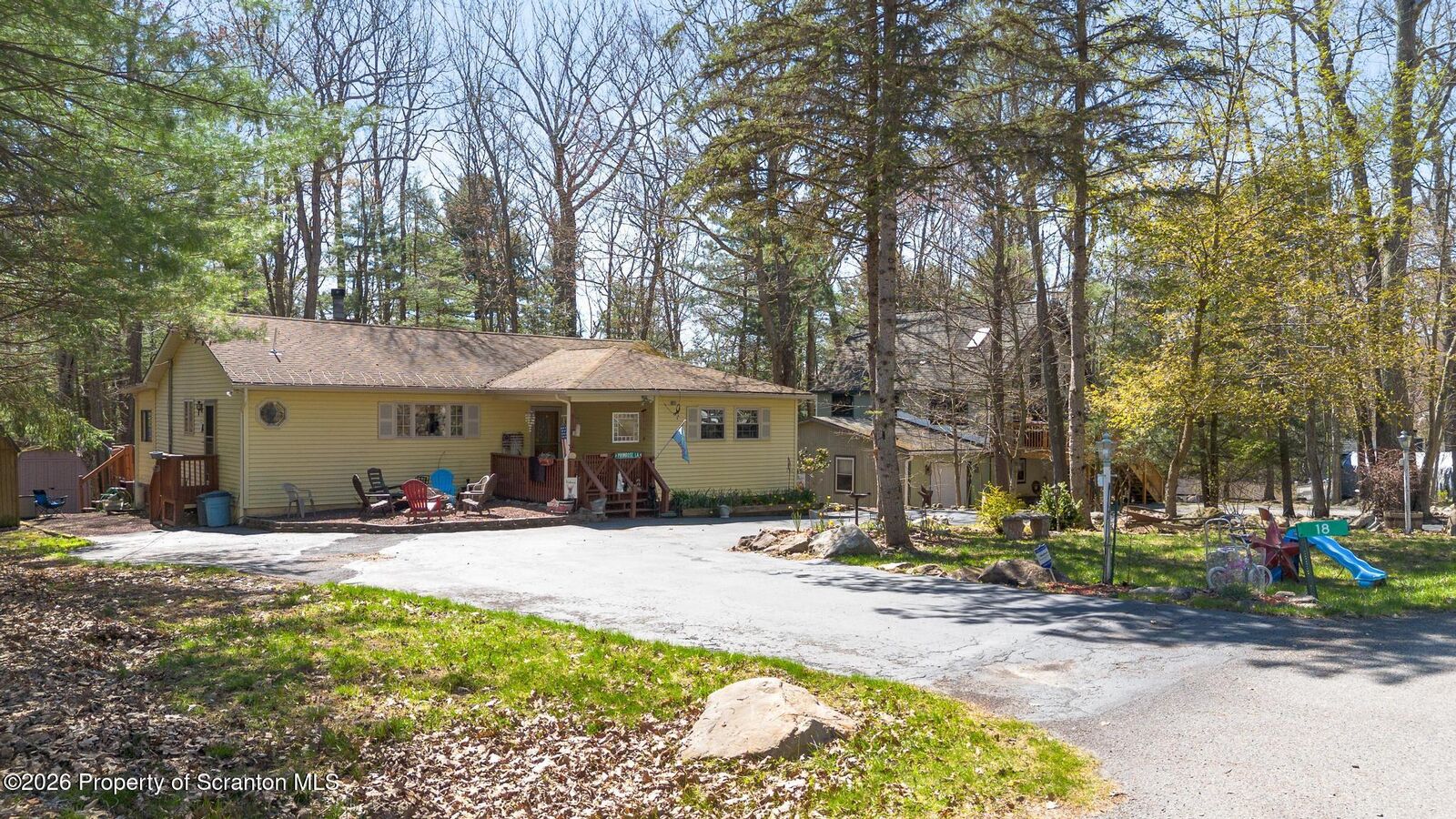 Property Photo:  18 Primrose Lane  PA 18424 