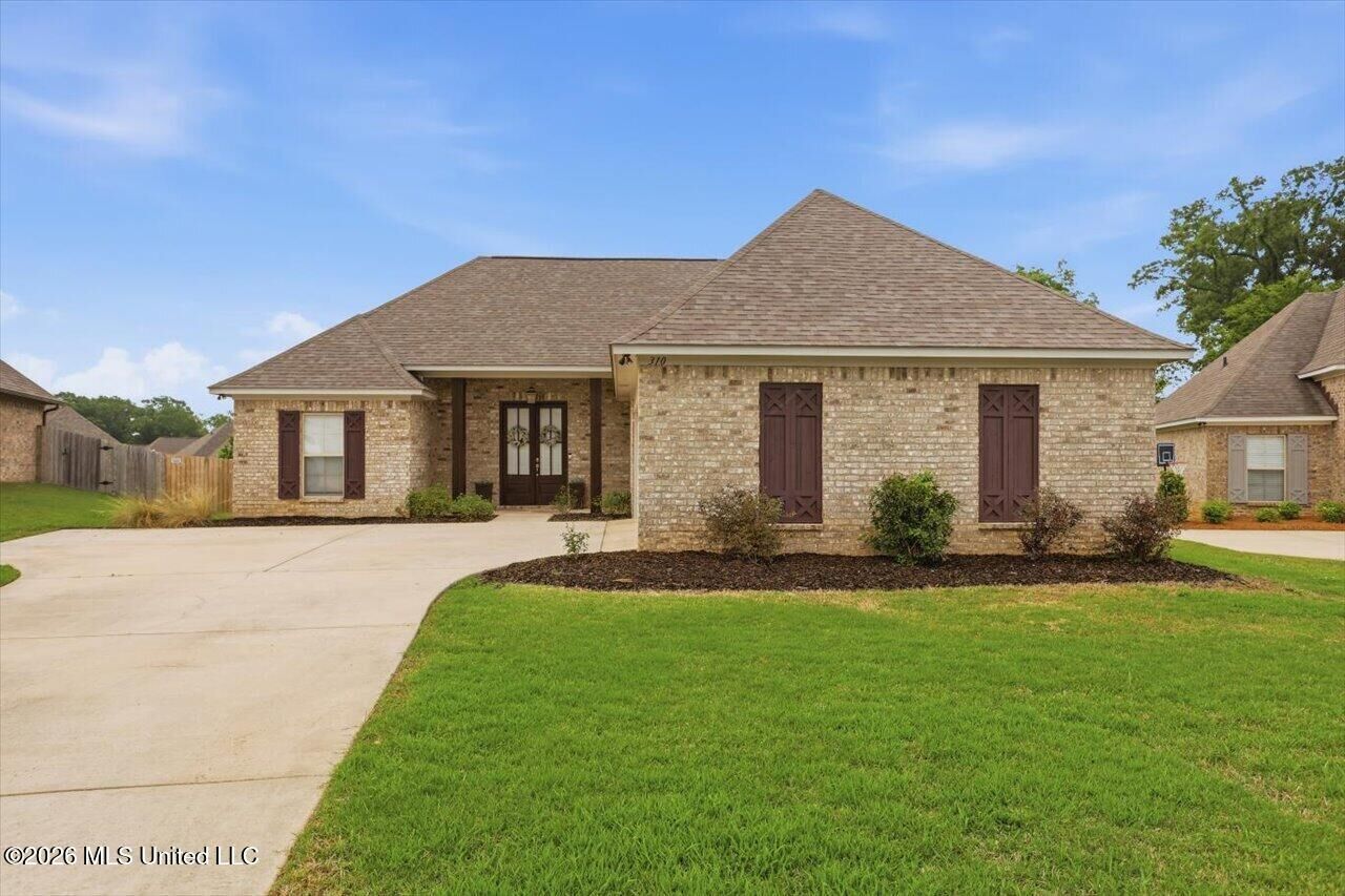 Property Photo:  310 Candlewood Court  MS 39046 