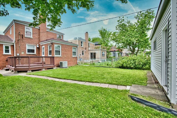 Property Photo:  6707 N Saint Louis Avenue  IL 60712 