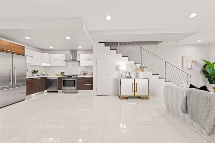 Property Photo:  4485 Hazeltine Avenue 1  CA 91423 