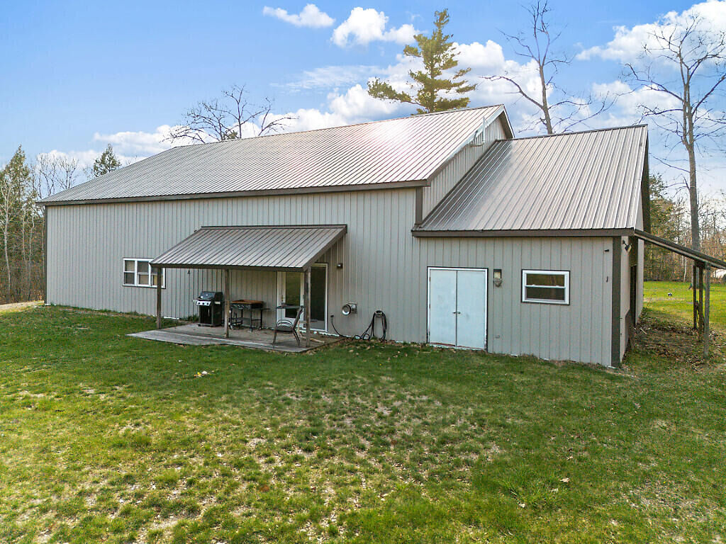 Property Photo: 291 Cross Hill Road ME 04330
