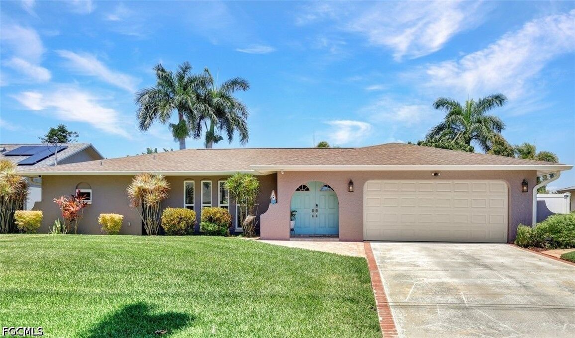 Property Photo:  703 SE 33rd Terrace  FL 33904 