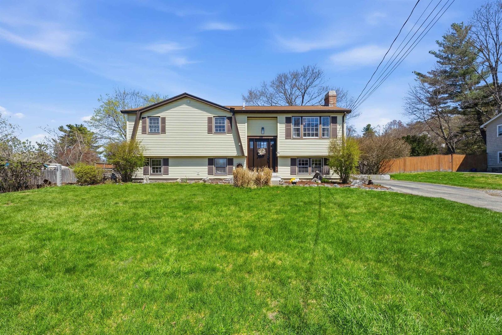 Property Photo:  4 Percheron Circle  NH 03062 