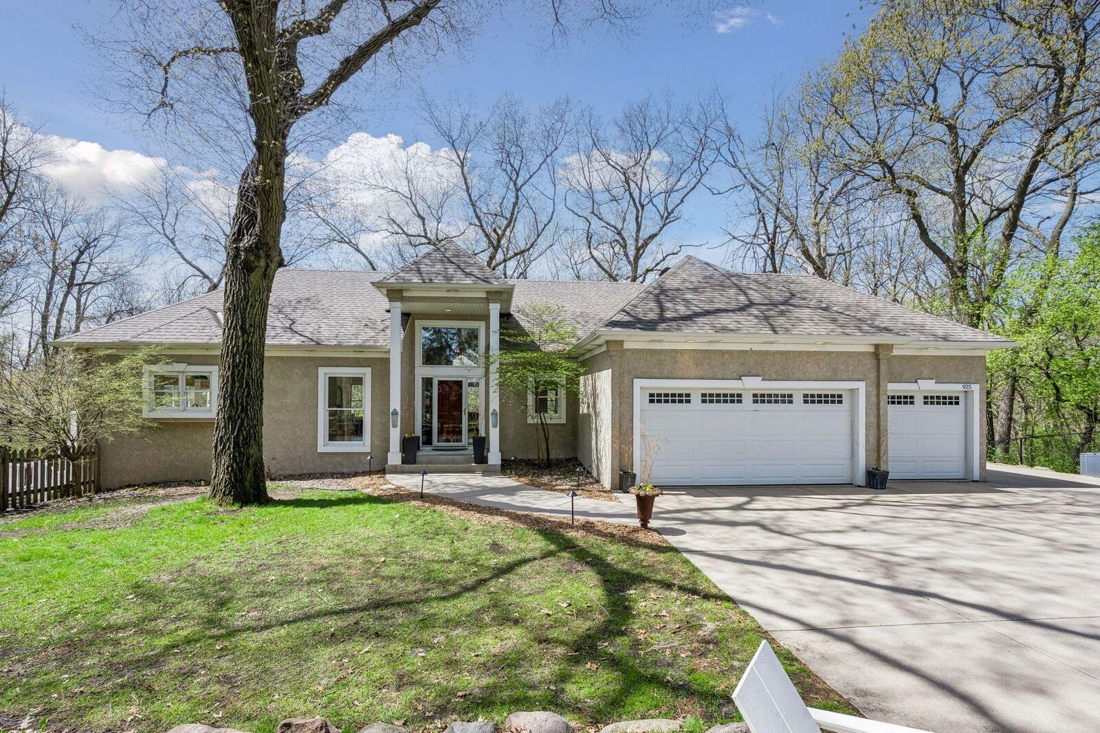 Property Photo:  925 Queensland Lane N  MN 55447 