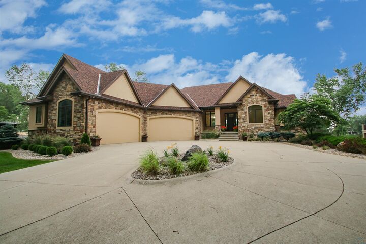 Property Photo:  858 E Sawgrass Trail  SD 57049 