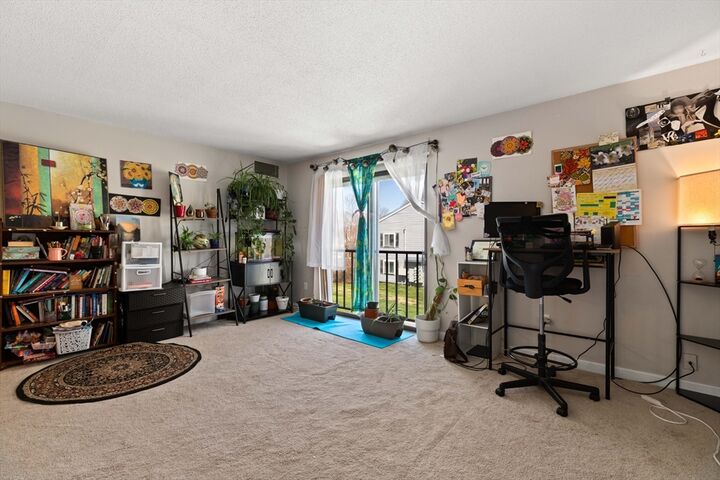 Property Photo:  10 Village Green Ln 19  MA 01760 