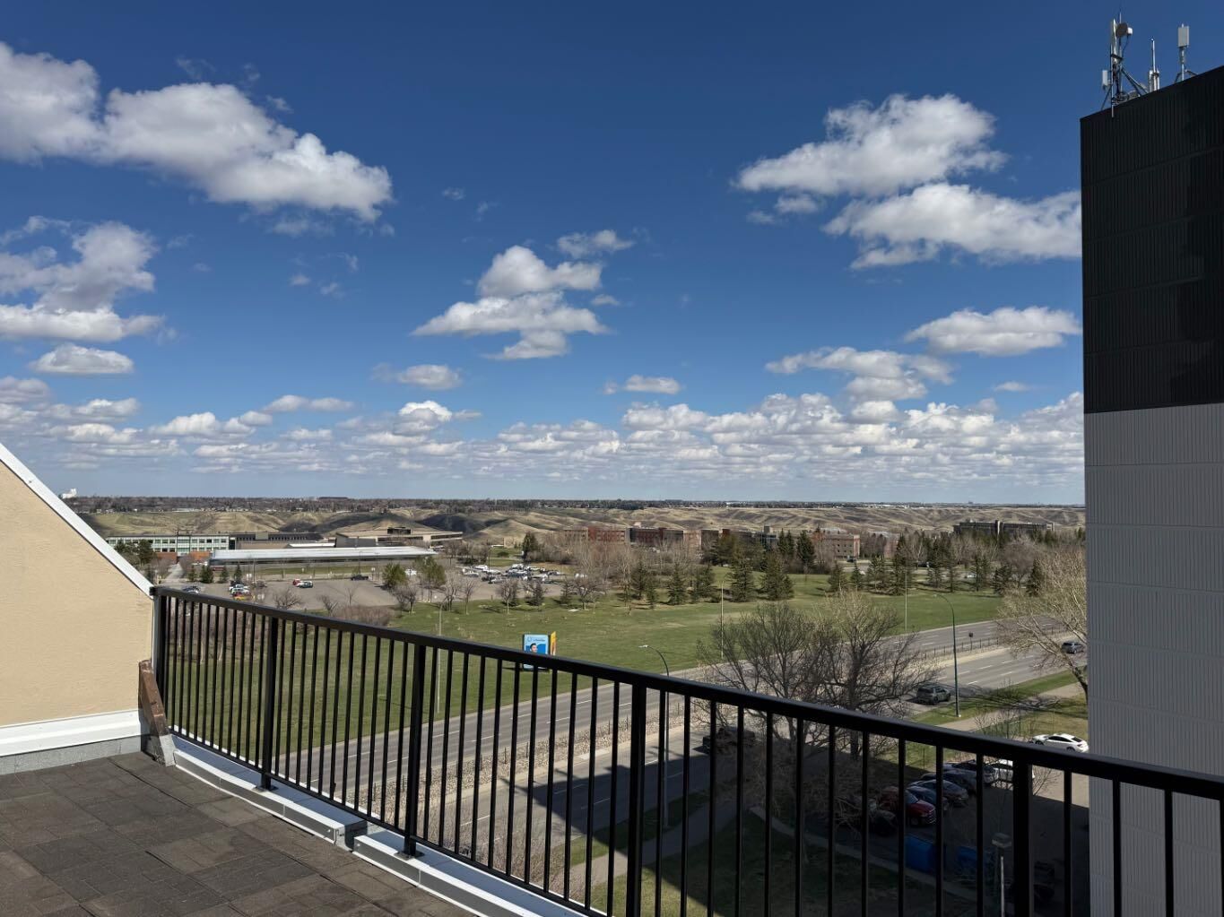 Property Photo: 21 Berkeley Place W 921 AB T1K 5N1