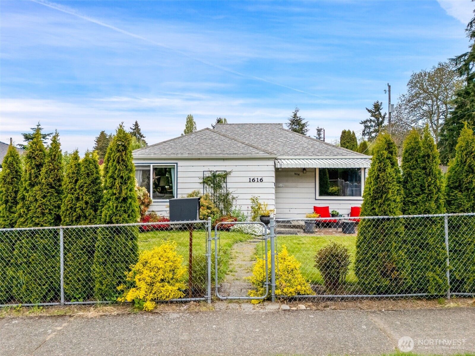 Property Photo: 1616 SW Thistle Street WA 98106